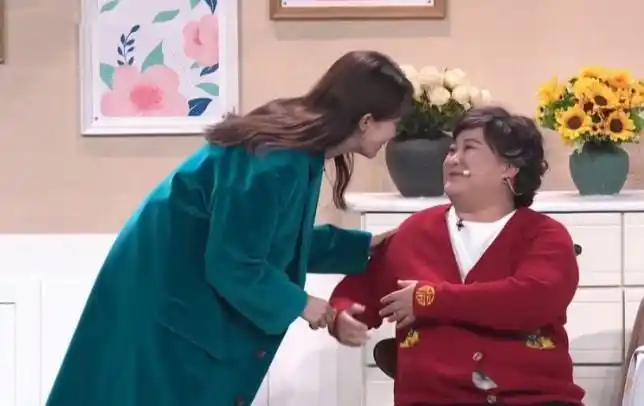 张小斐贾玲聊春晚体验下台立刻给谭咏麟钟镇涛打电话原因超搞笑