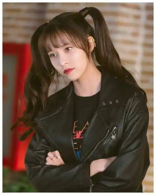宋妍霏唯一一次扎双马尾,谁知搭配帅气的皮衣,时尚感不输娜扎!