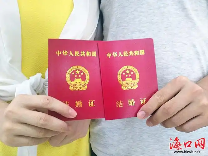 一对新人在七夕这天领取了结婚证.刘杰 摄