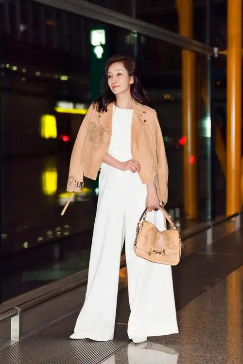 秦海璐披龙纹外套 轻松优雅启程戛纳