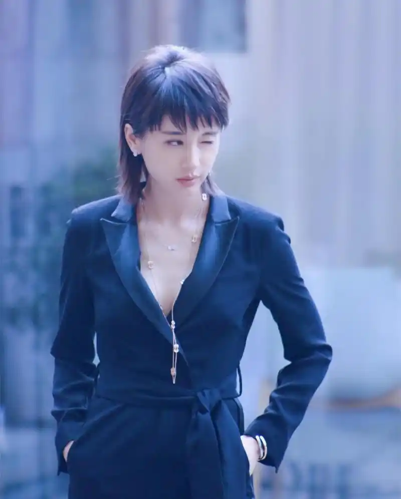 王子文长发亮相《快乐大本营》,短发妖精秒变优雅女神,真的爱了