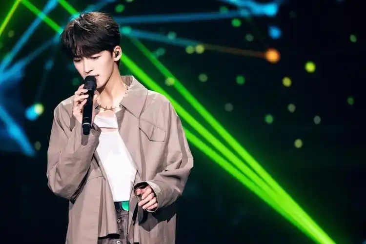 何洛洛新歌《环游宇宙》初舞台曝光 帅气少年跪地激情唱跳_凤凰网