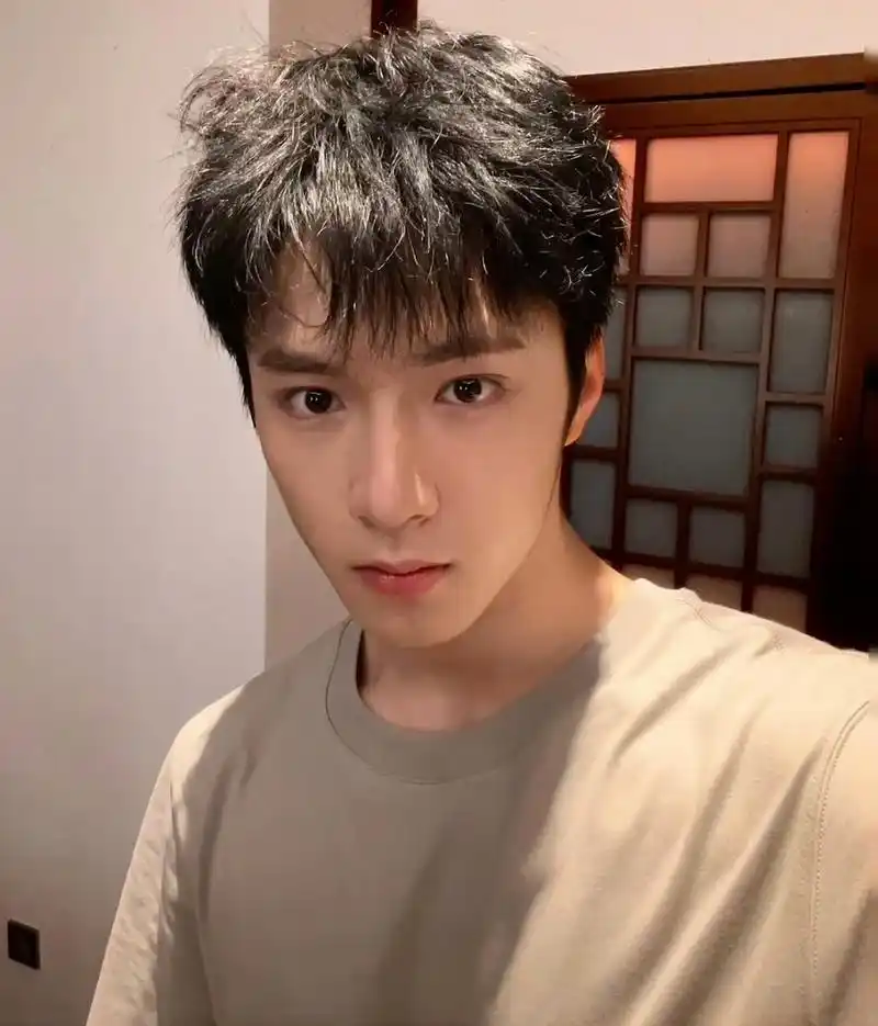 刘耀文硬汉造型,新鲜的小耀上线!