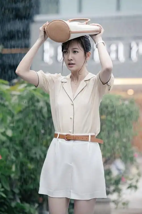 《他在逆光中告白》热播 余玥演绎文静内敛人设