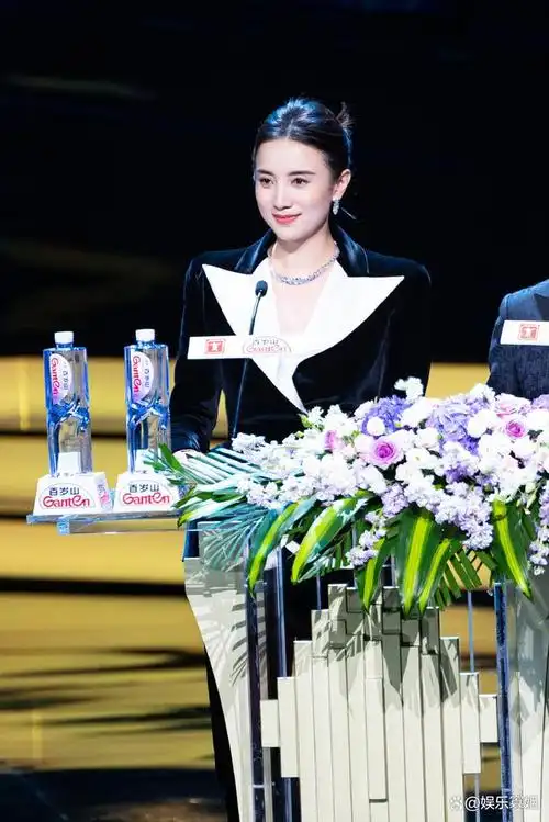 优雅妩媚,跟其他人站在一起,发现宋佳不仅美貌气质突出,身高更是令人