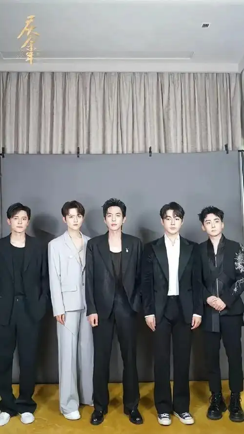 左边三个大皇子二皇子张若昀很有皇子气势,右边两个明显输在身高上啦