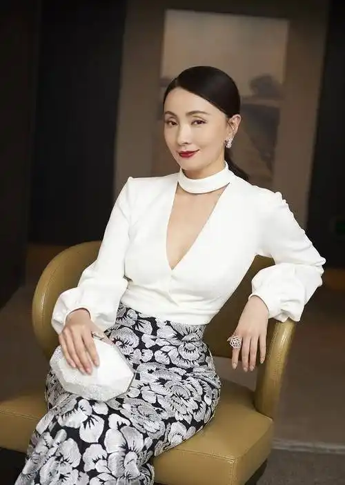 原创小陶虹真的越老越敢穿白色深v衬衫配包臀裙腰臀比太惊艳