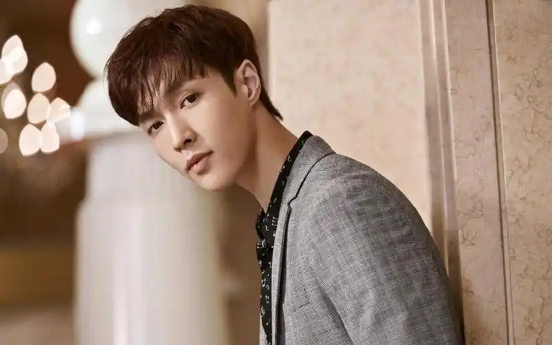 帅气高冷男孩张艺兴个性魅力西装写真,高清壁纸图片,大陆明星-回车