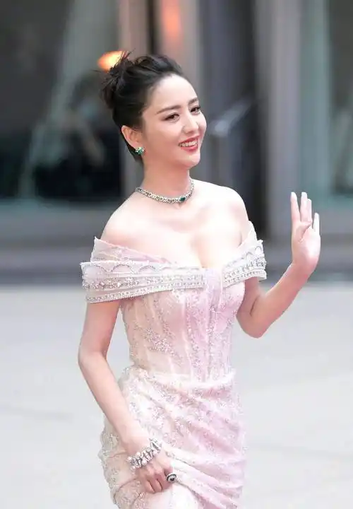 佟丽娅红毯新造型,钻石镶嵌露肩拖尾长裙,优雅迷人!_身材_活动_漂亮