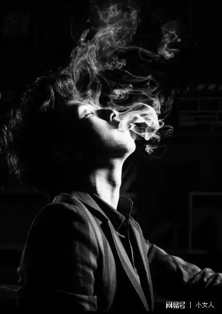 爱吸烟的男人也总是气势恢弘,气场强大的,是令人肃然起敬的霸气和锐气