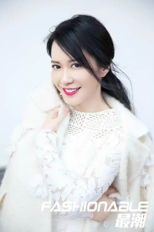 2016年10月10日 气质女人俞飞鸿身穿tadashi shoji花卉蕾丝拼接长袖