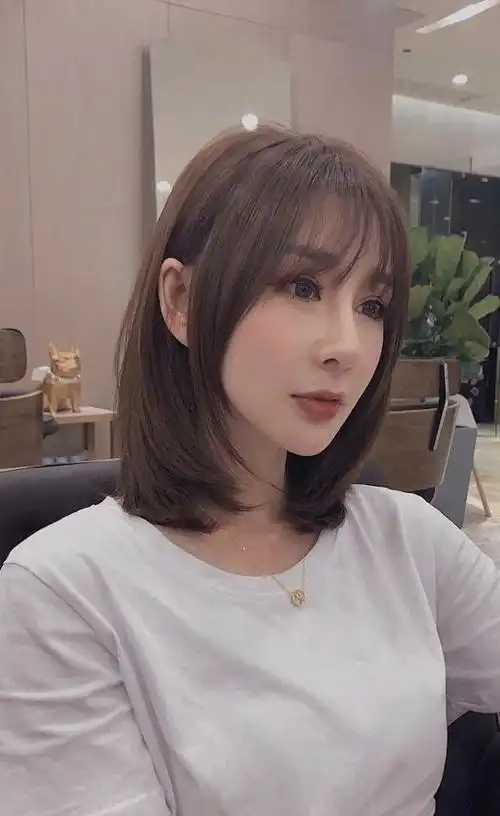 2020年流行 刘海碎剪,中长发留这种,刘海最显脸小!