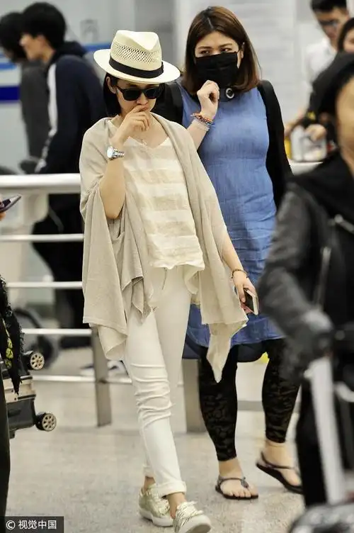 林依晨穿宽松"孕妇"装惨变大肚婆