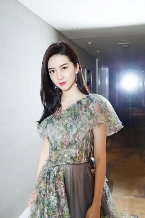 许龄月电视剧盛典获"年度新人" 斜肩不对称纱裙灵动很"仙女"