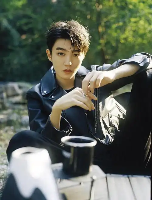 王俊凯最新大片曝光全黑皮衣造型酷帅不羁