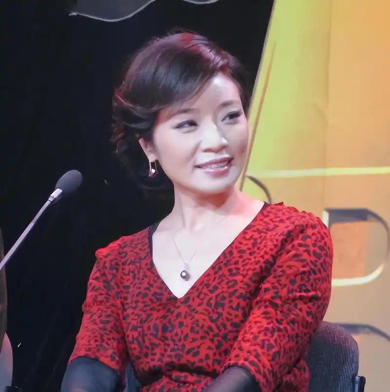 回顾歌唱家李丹阳:57岁未婚,送走父母后才想做个妈妈