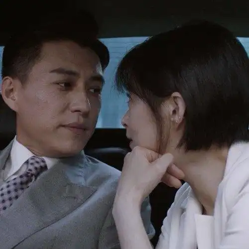 剧酱君超话#精英律师##靳东蒋欣#林静薇强势表白罗槟,直接开启吻戏