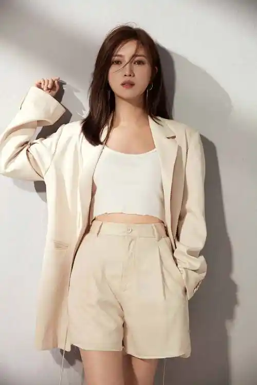 傅晶时尚写真 演绎夏日清爽小性感