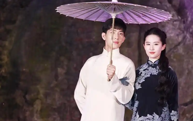 刘亦菲民国装韵味足与井柏然甜笑对视