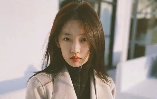 周依然:素颜出镜却火爆全网,大咖争相合作,印证了张艺谋的话