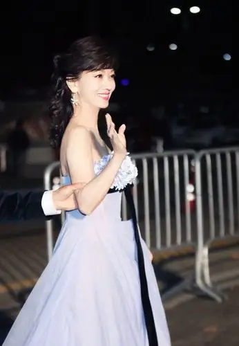 63岁赵雅芝不低调,一袭抹胸纱裙亮相电影节,美到骨子里!_礼服