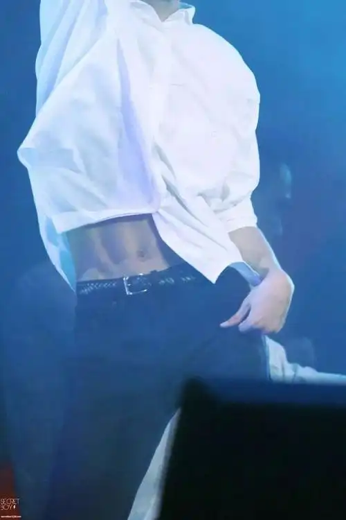 易烊千玺不愧是演长津湖的男人腹肌也太帅了