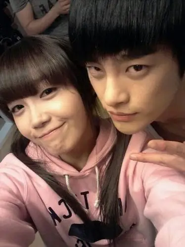 [明星新闻]韩歌星徐仁国幸福大晒与a pink恩地亲密合影