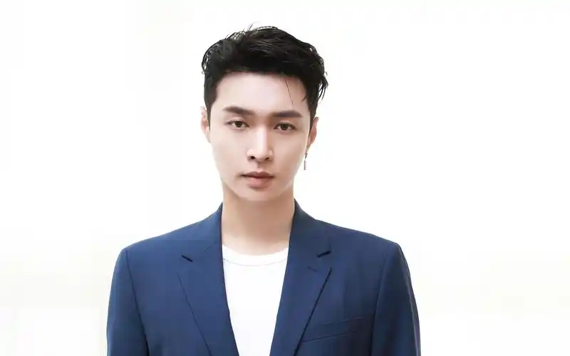 张艺兴西装帅气写真图片桌面壁纸