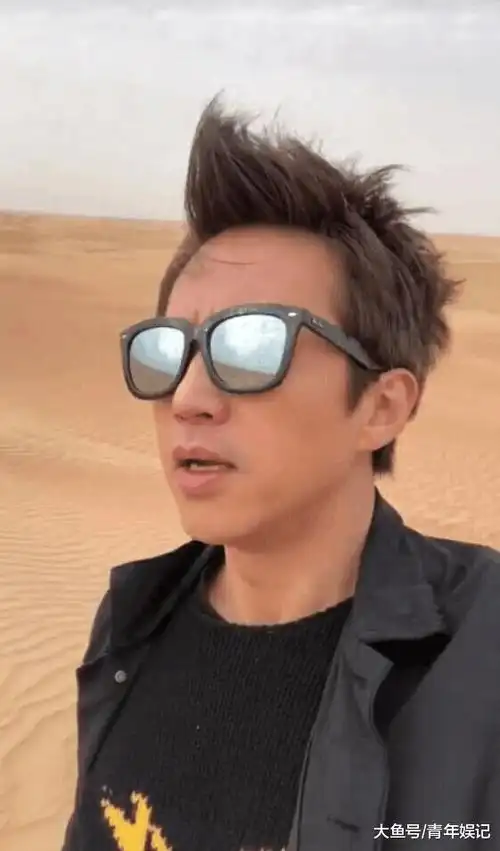 邓超在沙漠里带着墨镜说:"每年拜年大家的方式太单一了,所以我今年