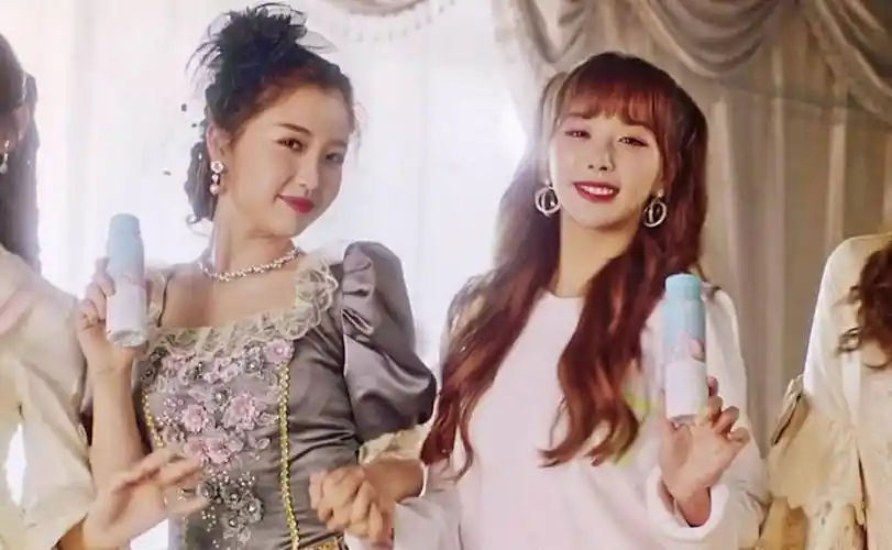 虞书欣钻到孔雪儿怀里撒娇谁注意到孔雪儿什么反应表情真的太现实