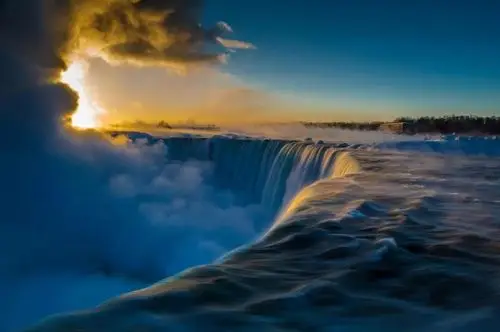 震撼!世界第一大跨国瀑布的冬日奇观!