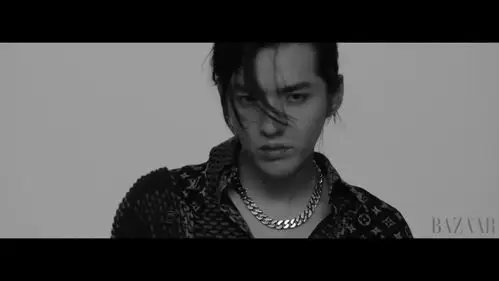 吴亦凡湿发浴袍大片,觉得他越来越偏英伦帅哥份儿了