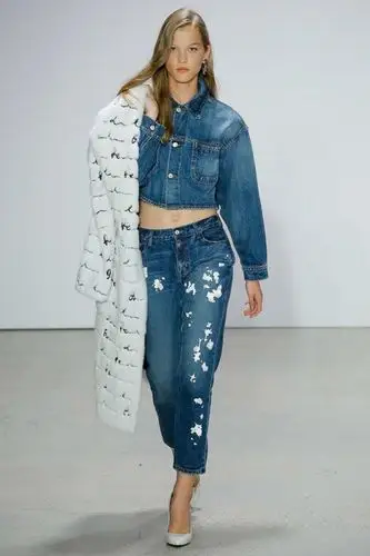 大胆的配色以及现代感的印花图案,都使服装更加年轻,800_1200竖版 竖