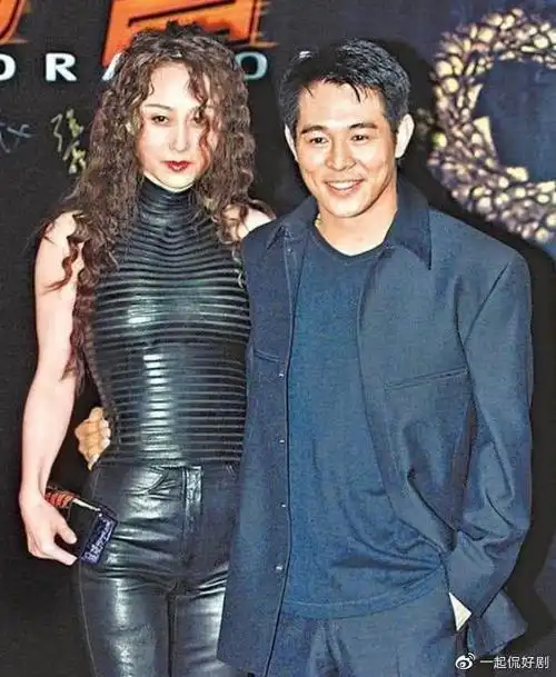 如今的李连杰和黄秋燕,或许也是最熟悉的陌生人了,在和利智结婚后