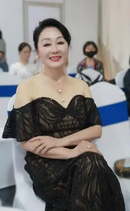 王姬和金晨在厦门活动现身搭配风格迥异展姐妹范儿