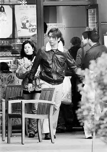 演员朱娜 沙宝亮陪妻女逛街全家曝光 - 历史传奇 - 天天娱乐汇