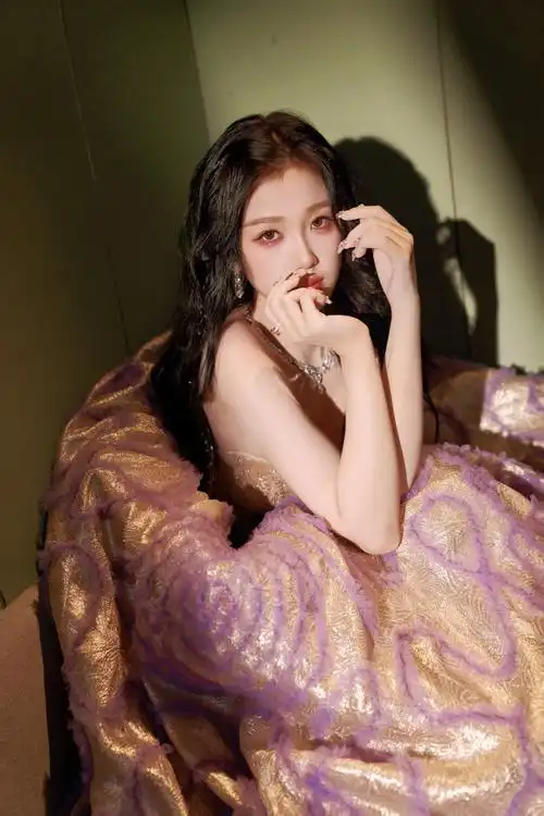 如梦如幻的紫色公主裙——娇憨明媚的吊带小黑裙——虞书欣近期几次