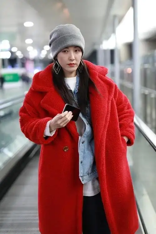 曾黎大冬天也不忘了美穿红色羊绒大衣好显白啊但也没忘了保暖