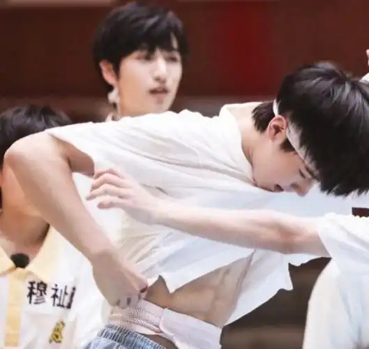 粉丝用张真源女装照网恋,被男友拆穿,称再来一次还会心动_腾讯新闻