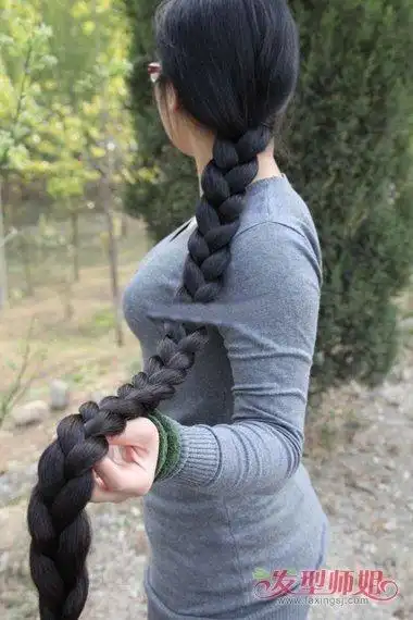 美女展现最美的长发超长发辫 长发所表现出的风格有哪些