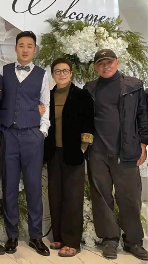 马思纯妈妈蒋雯娟打扮还是比较朴素的,看着不像是其他明星父母一样穿