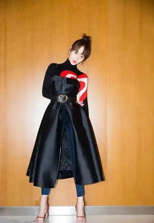 39码的大脚蓝盈莹,30岁的年龄这样穿高跟,时尚气质爆棚_姐姐_尖头