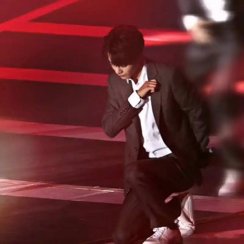 不知道将来会是哪个优秀至极的人能让肖战单膝下跪?