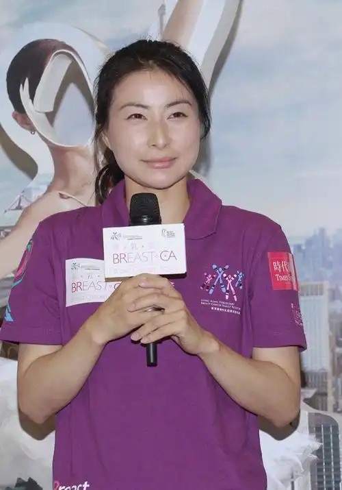 郭晶晶穿运动装出镜没有华丽礼服也出彩骨子里有了豪门气质