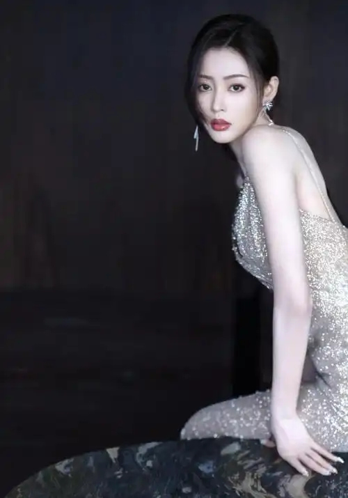 穿着太大胆!33岁张天爱戛纳红毯镂空礼服惹争议,生图跟没穿一样