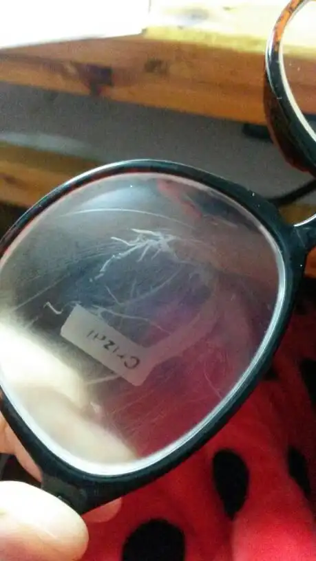 买的是依视路镜片 虽然哈气以后会有crizal出现 但同时还会出现这样一