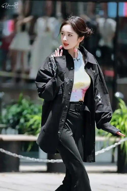 杨幂新中式穿搭火爆,幂式穿搭成为时尚风向标