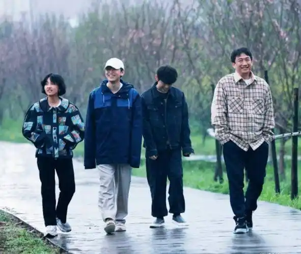 原创向往5嘉宾下地干农活张艺兴一身造型被质疑走错场了吧