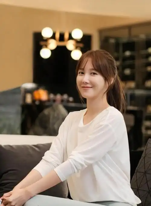 顶楼女星李智雅做公益为贫困儿童捐it设备