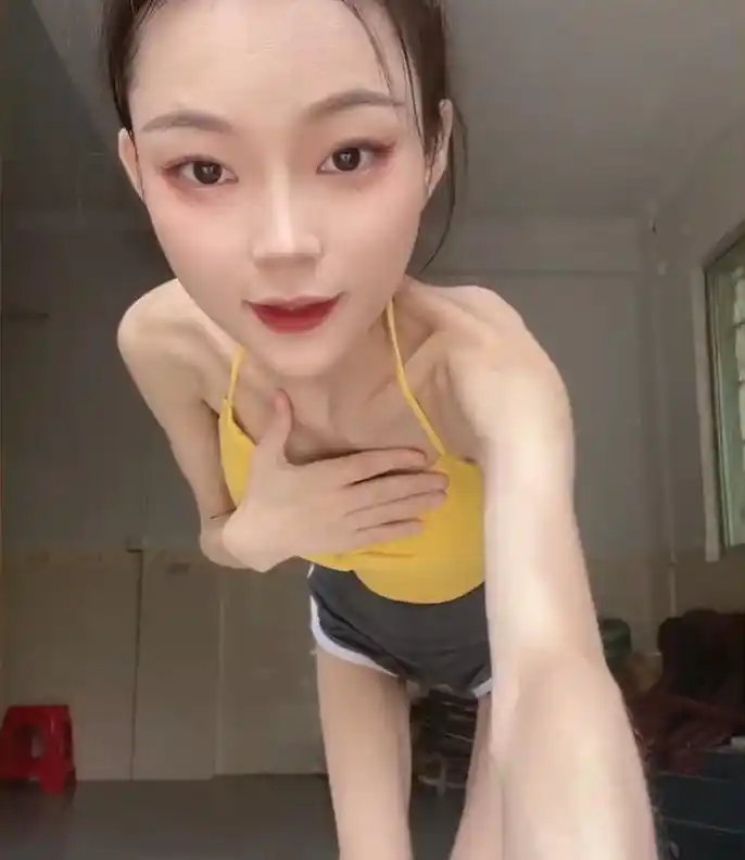 广东1米6女生体重仅有31公斤,骨瘦如柴大方秀性感穿搭:取悦自己